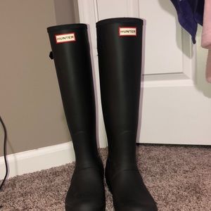 Size 8 black Hunter boots